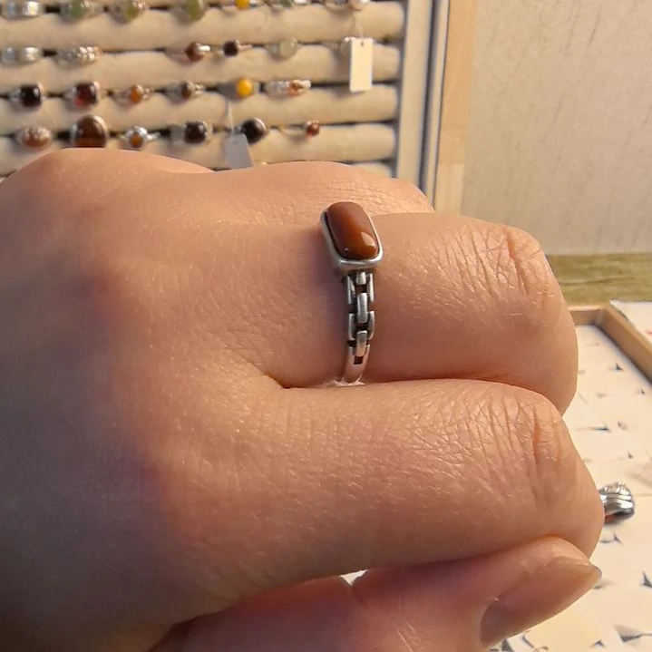 琥珀足银镶嵌戒指