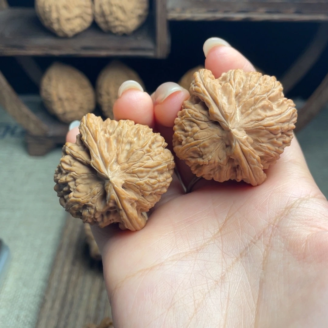 一***腿文玩核桃吊坠白狮子41 全品白茬