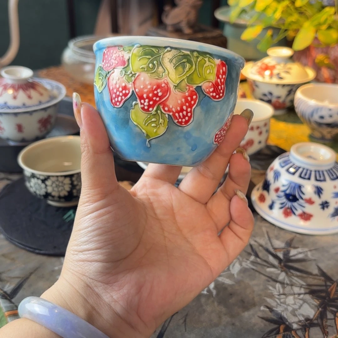 青花手绘立体釉蓝草莓