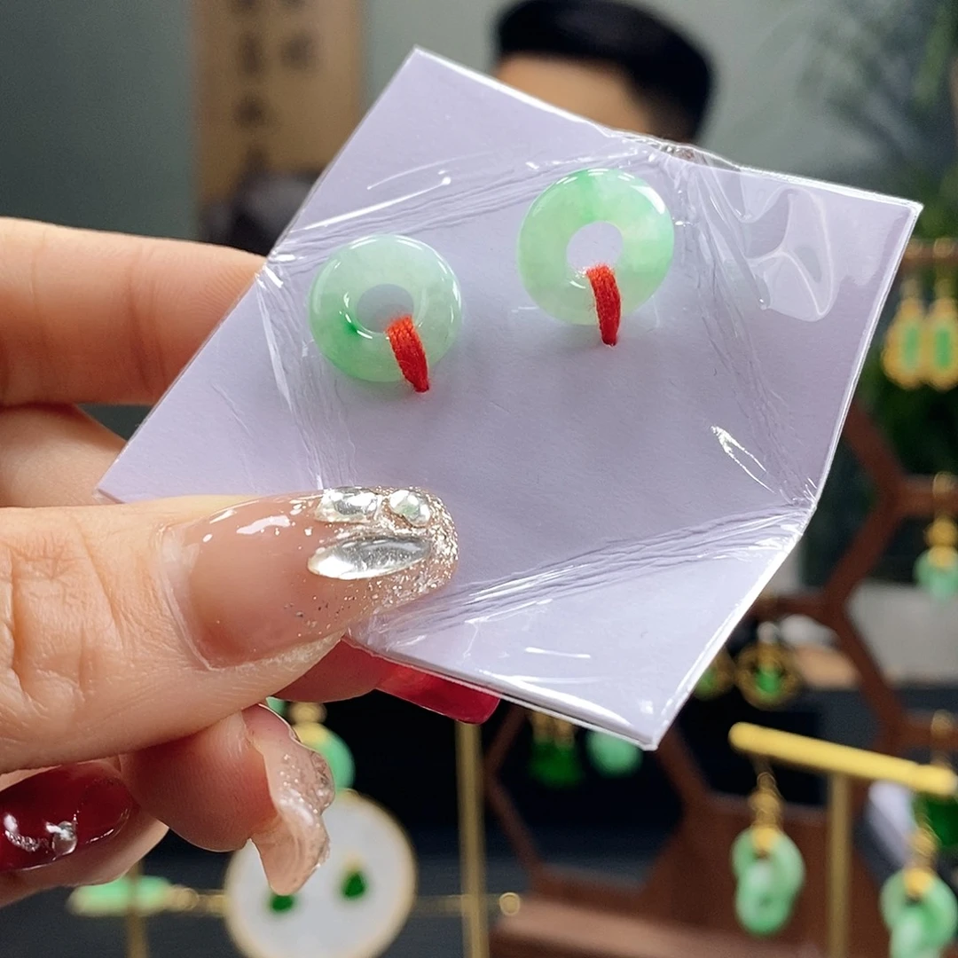 翡翠耳饰未镶嵌翡翠