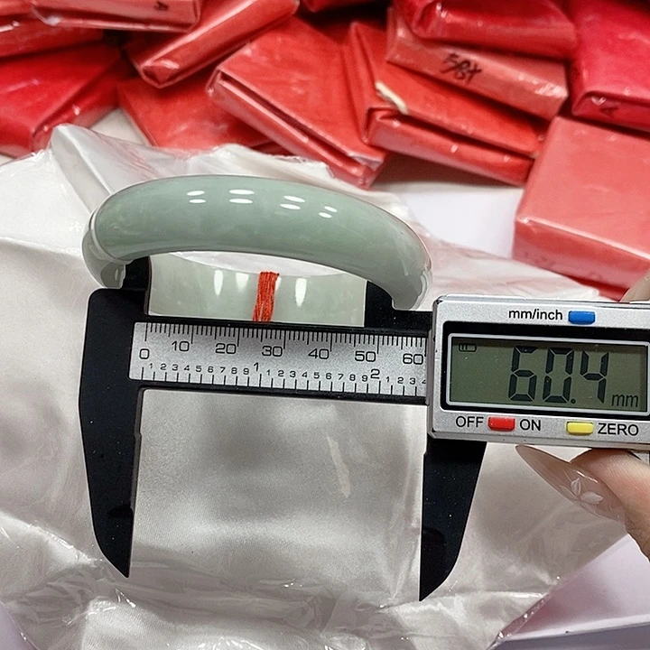 翡翠手镯未镶嵌1