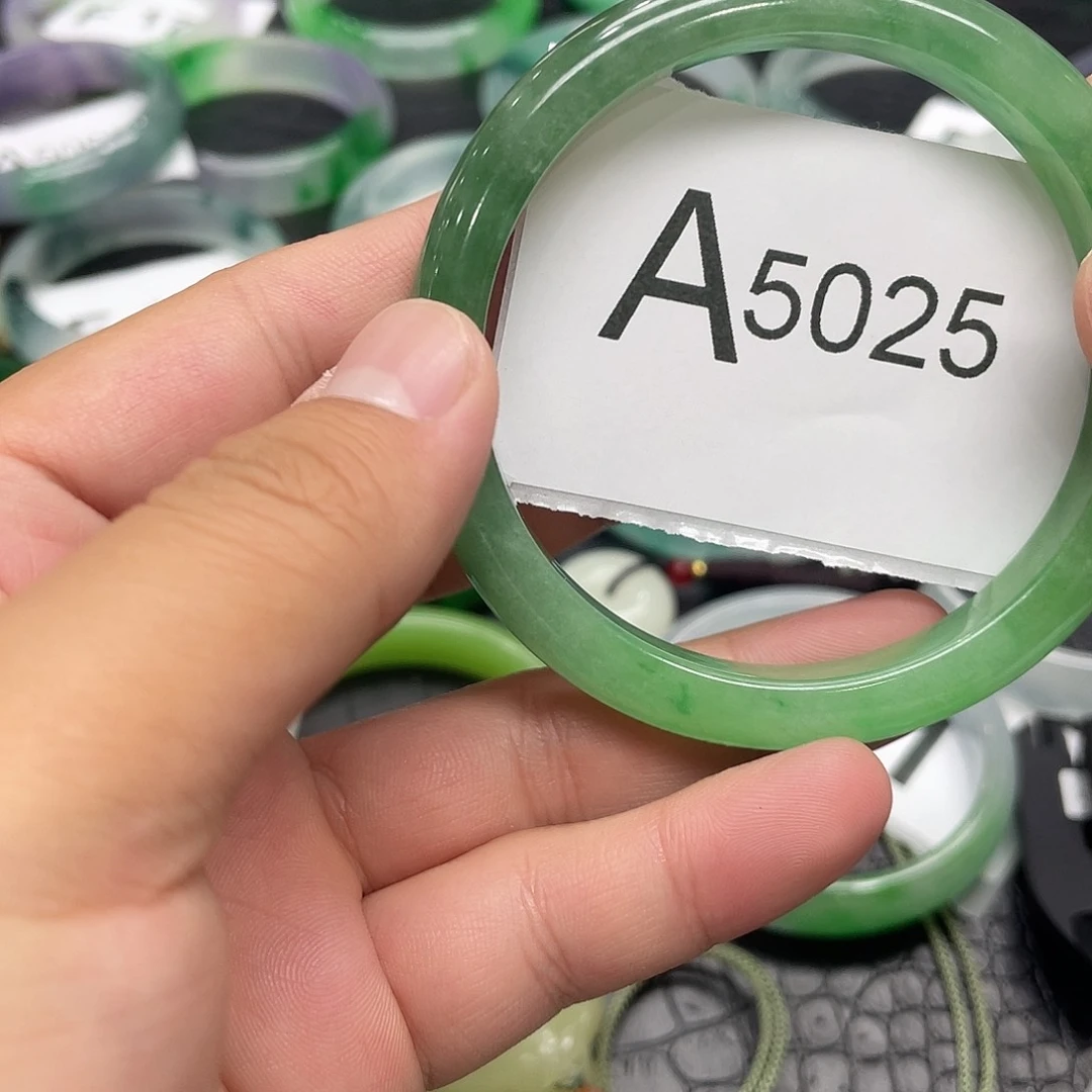 翡翠手镯未镶嵌默认瑕疵