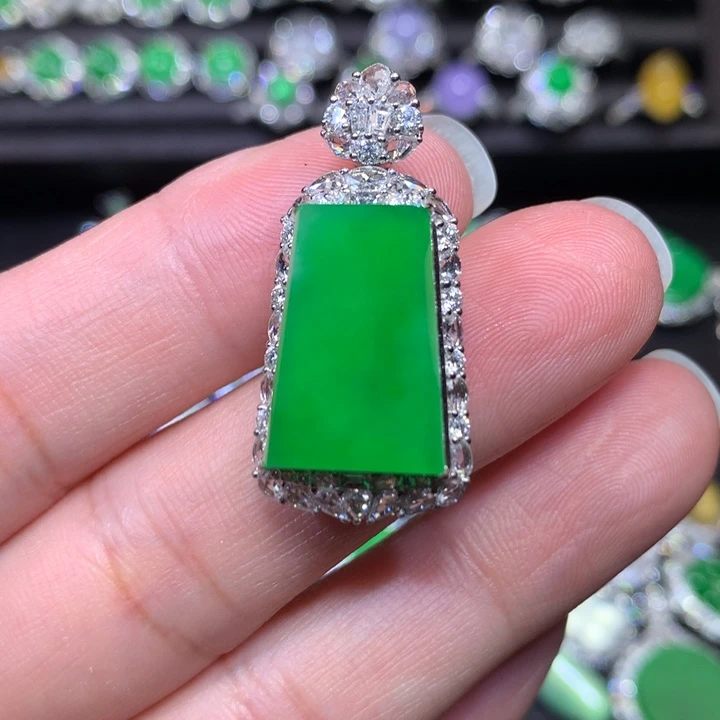 翡翠18K金镶嵌颈饰冰绿无事牌