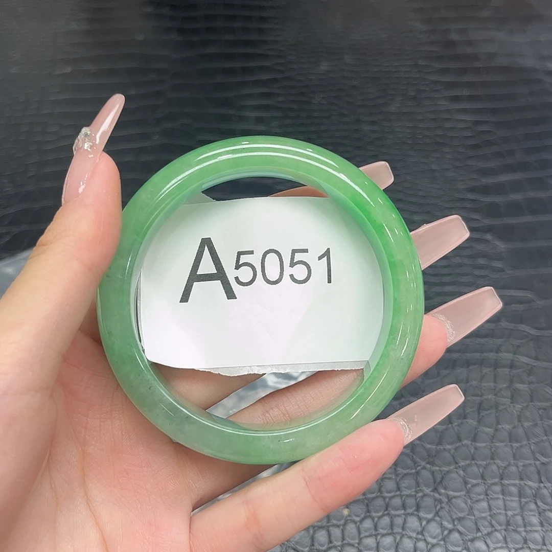 翡翠手镯未镶嵌默认瑕疵