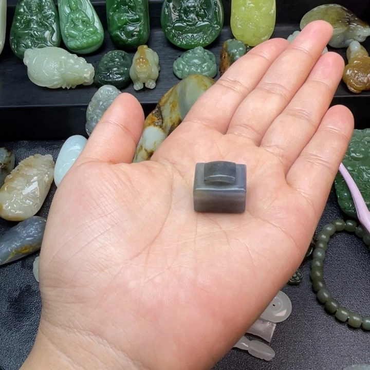 金***堂和田玉未镶嵌颈饰