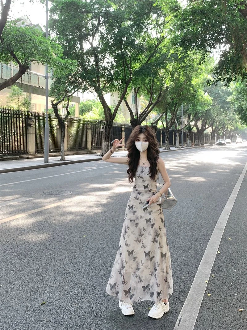 清冷水墨蝴蝶印花吊带连衣裙女夏季2025新款收腰显瘦垂感温柔长裙