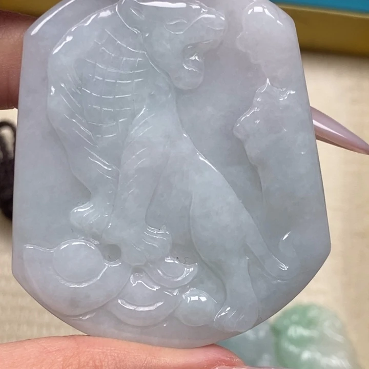 翡翠未镶嵌颈饰虎