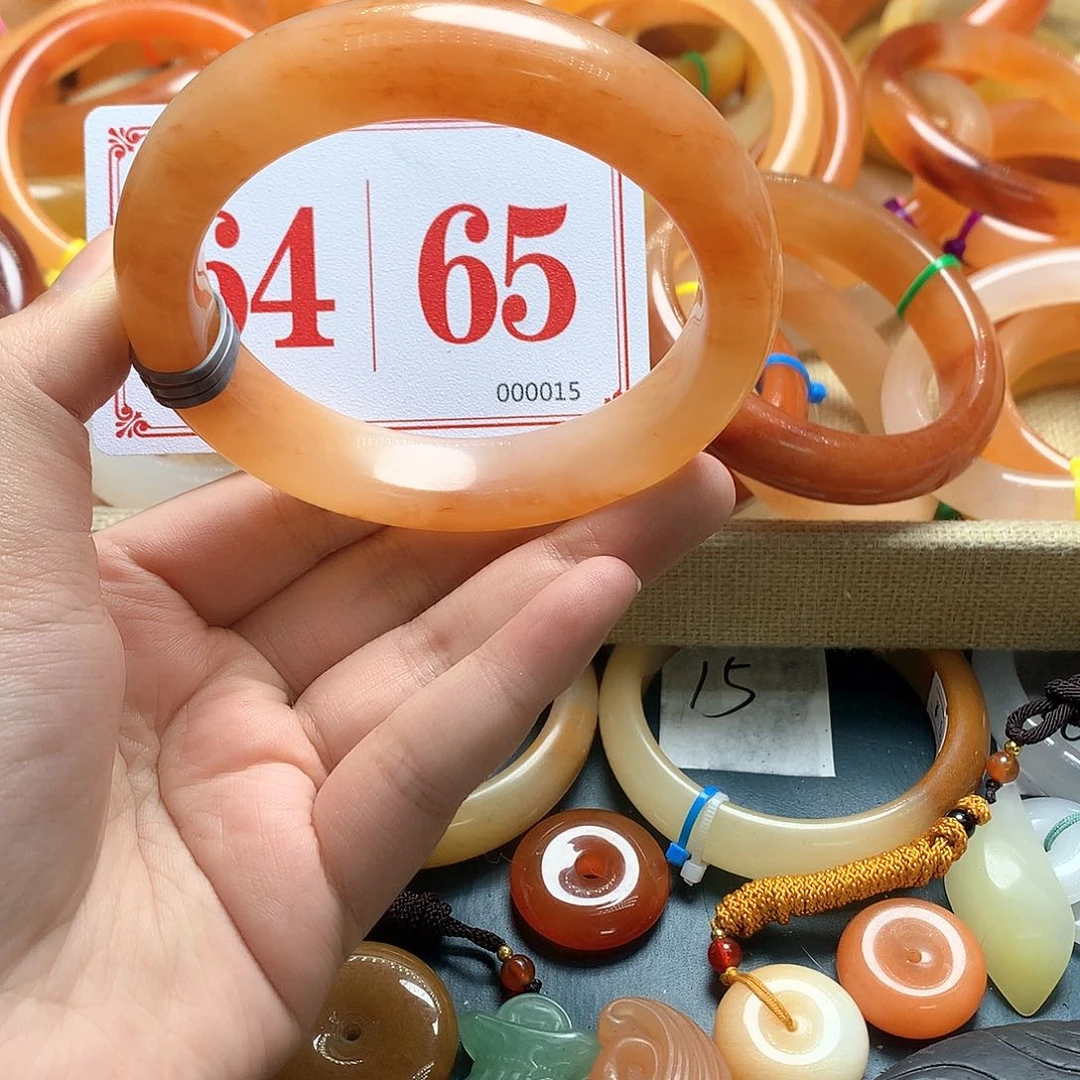 未镶嵌石英质玉（黄龙玉）手镯