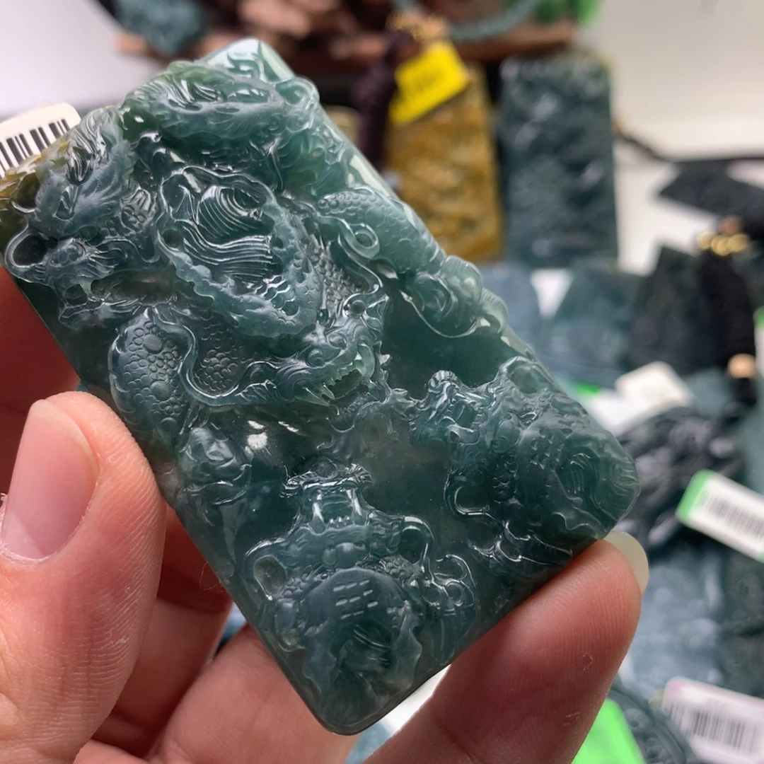 颈饰未镶嵌翡翠龙牌