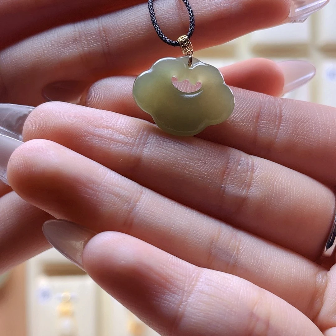 和田玉吊坠(赠链)18K金镶嵌宝*妞