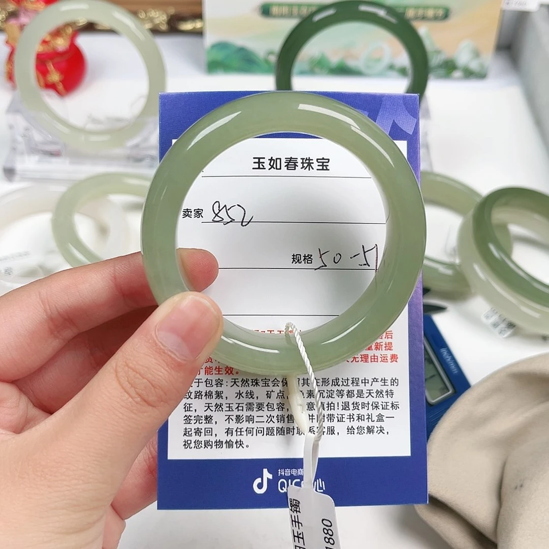 和田玉手镯未镶嵌半*