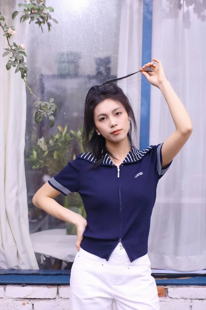 俪妍LIVELY•YAN2025夏季新品短袖针织上衣蓝色时尚