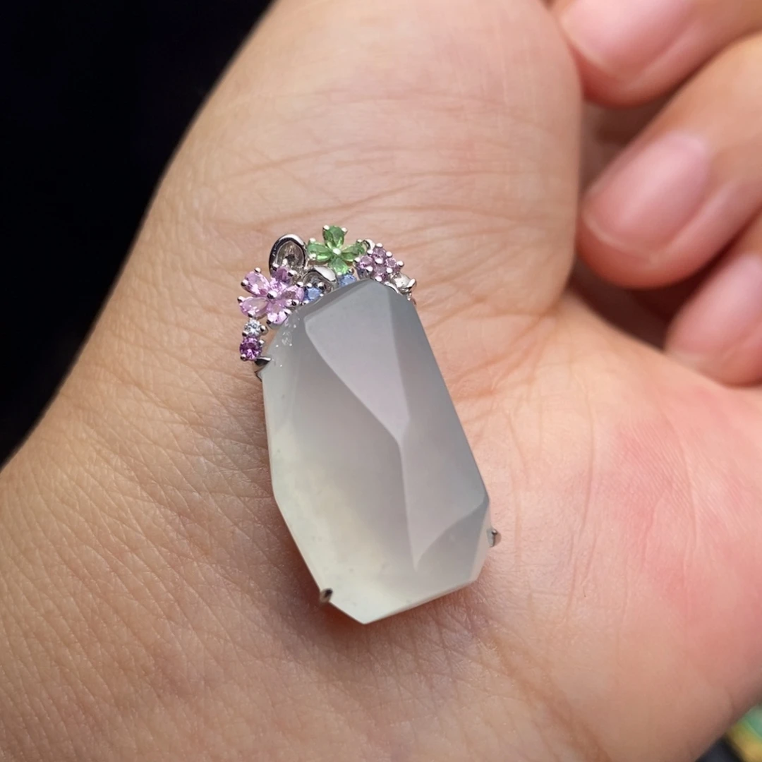 翡翠18K金镶嵌颈饰      几何吊坠