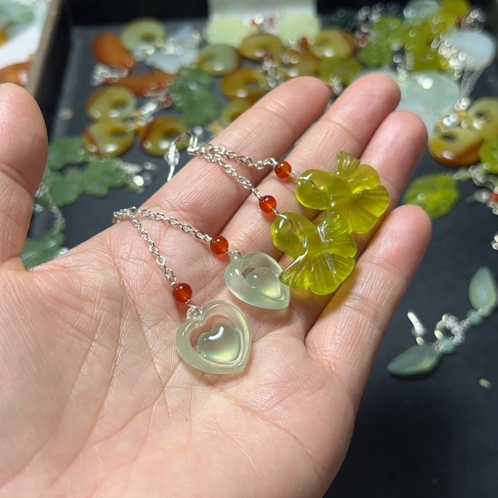 蛇纹石玉未镶嵌耳饰