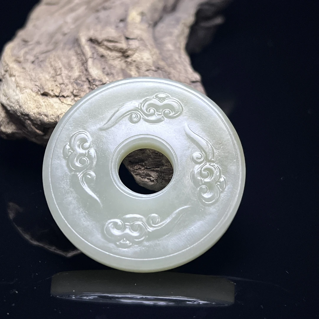 和田玉祥云纹玉壁吉祥如意