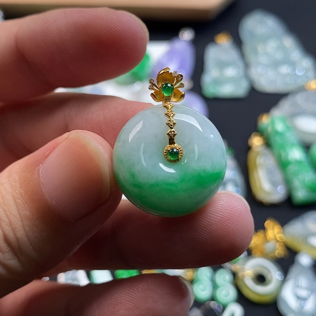 明****翡翠18K金镶嵌颈饰翡翠