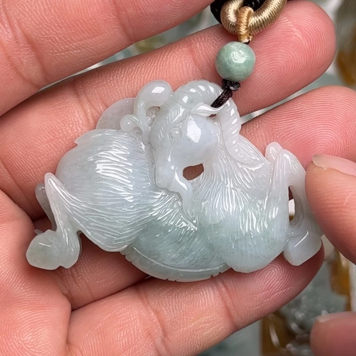 翡翠未镶嵌颈饰羊
