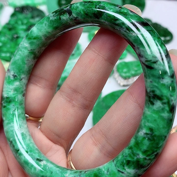 翡翠手镯未镶嵌翡翠
