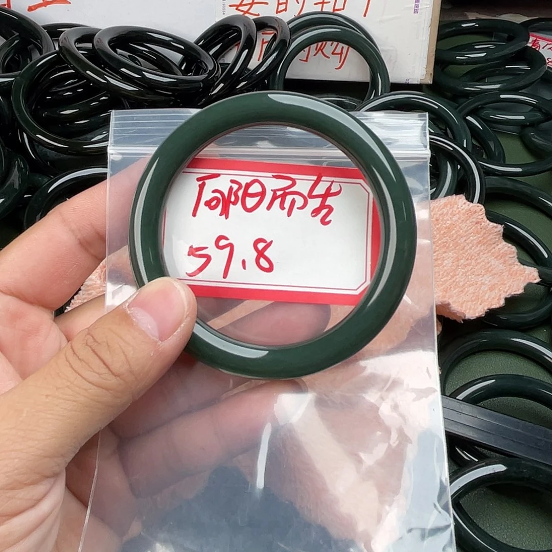 A***生和田玉未镶嵌手镯