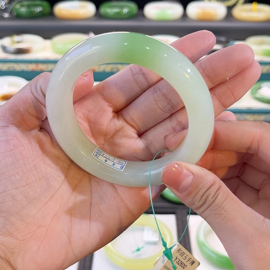 未镶嵌手镯和田玉厚装级白翠
