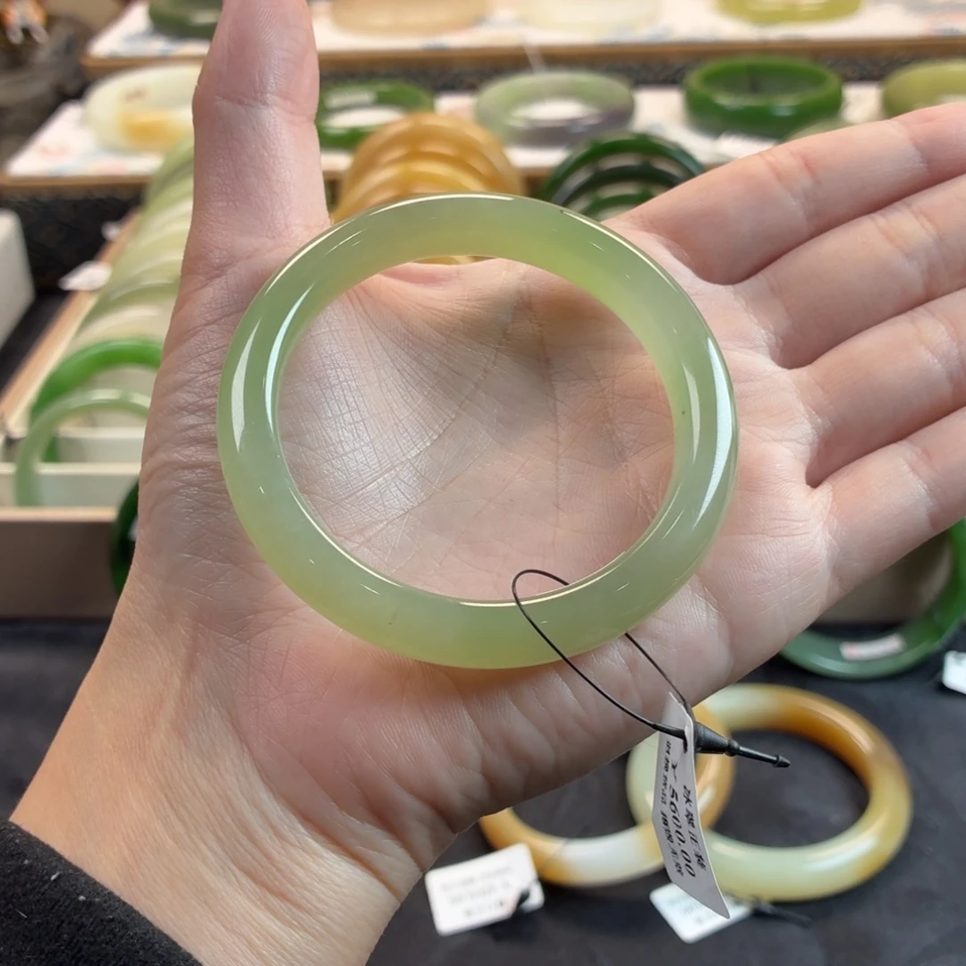 和田玉未镶嵌手镯-小手冰翠！嫩葡萄肉色40