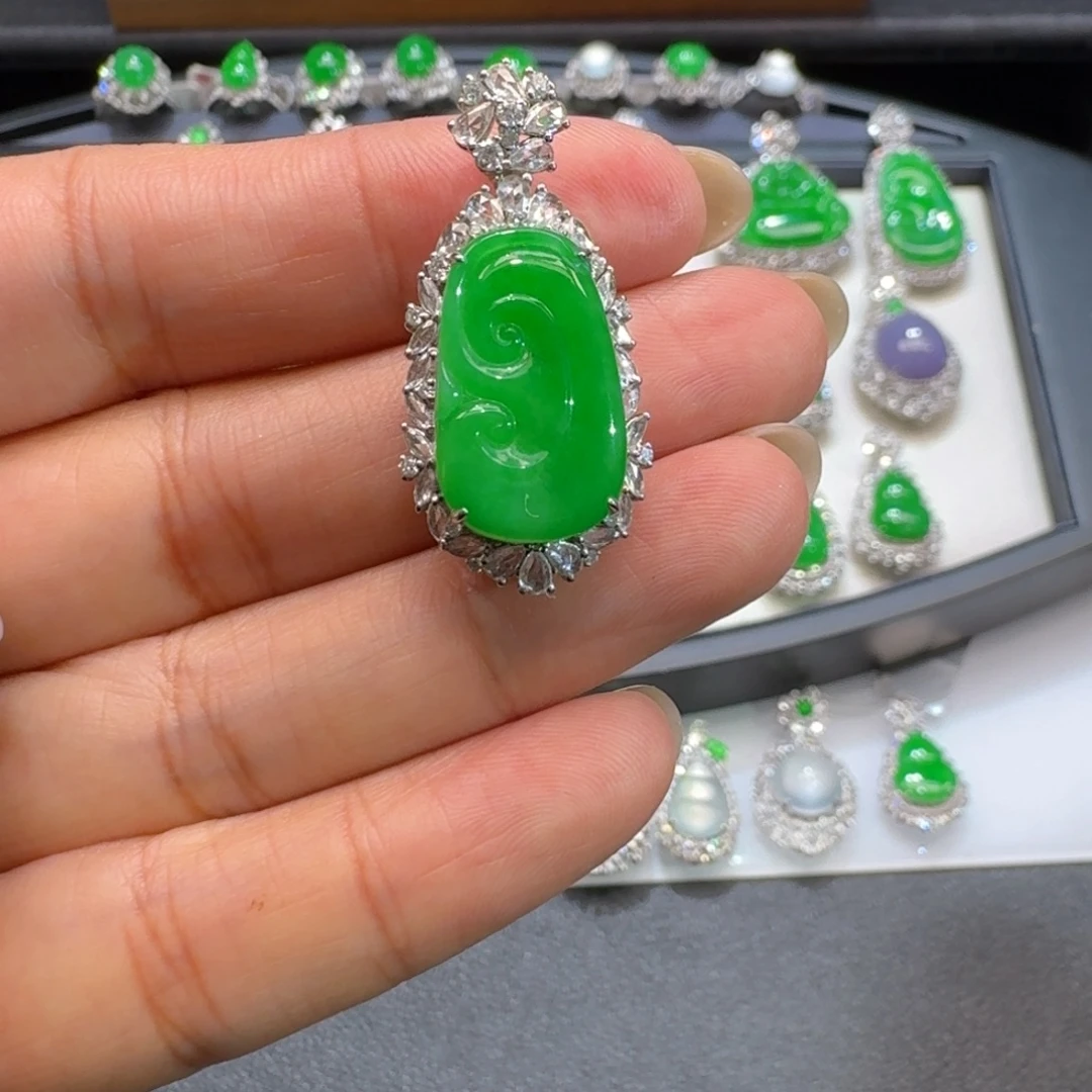 翡翠18K金镶嵌颈饰翡翠