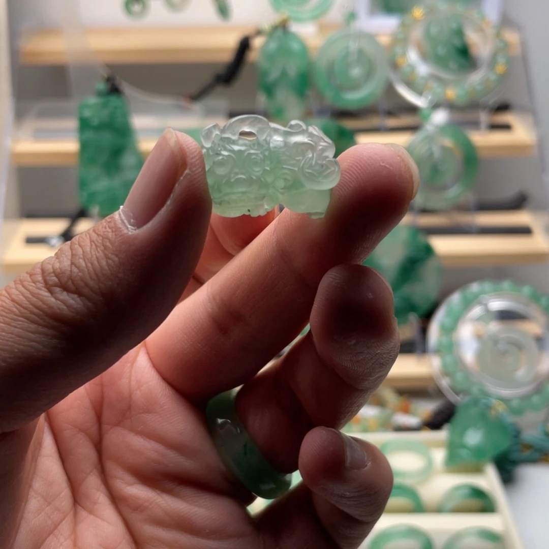 石英质玉未镶嵌颈饰