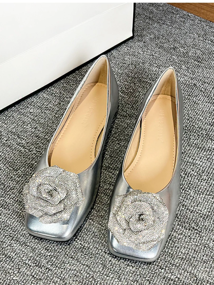 法式小香风平底鞋真皮2025新款春秋季女山茶花浅口方头银色单鞋子