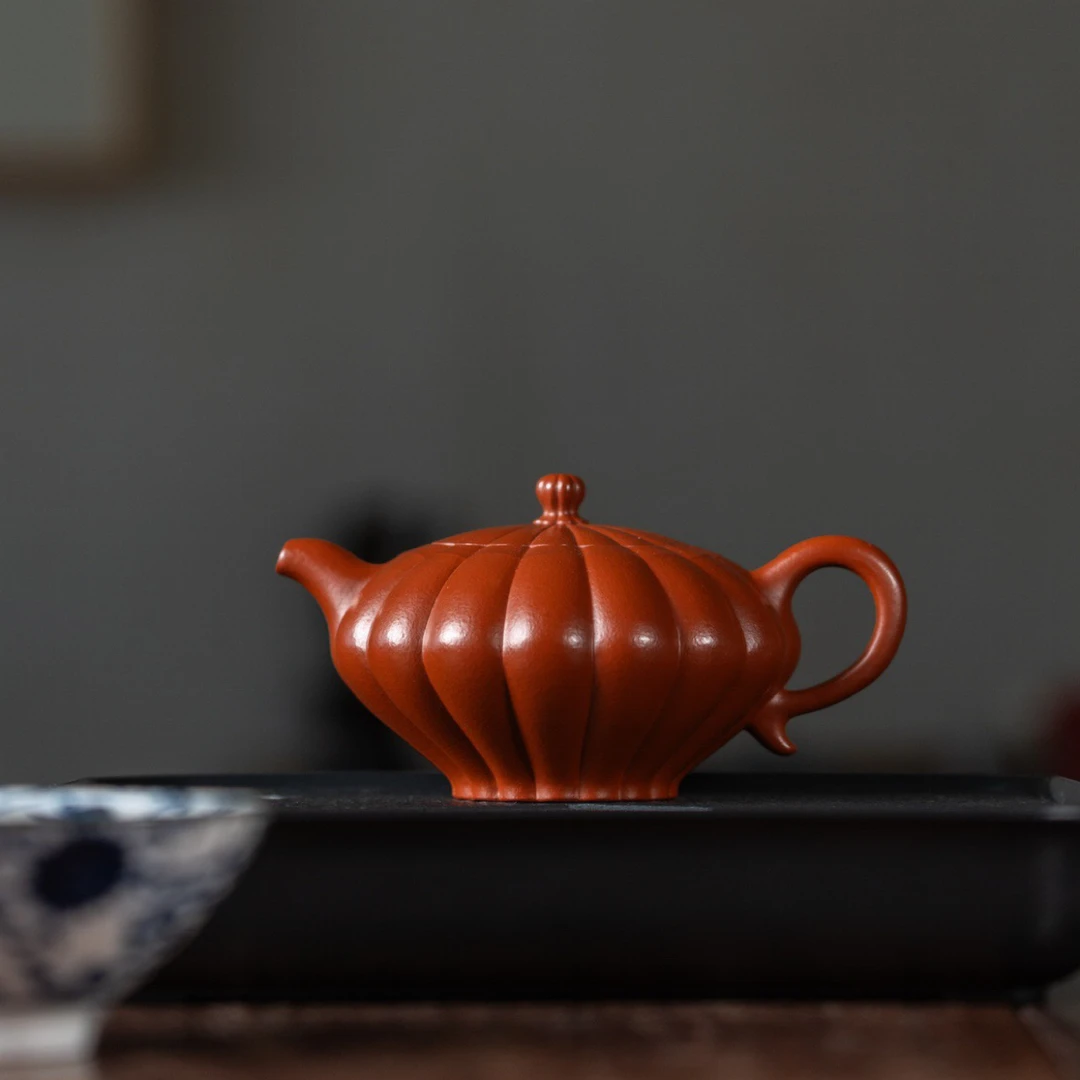 筋纹宝器【菊蕾】寅春朱泥 195cc 蒋老师作品