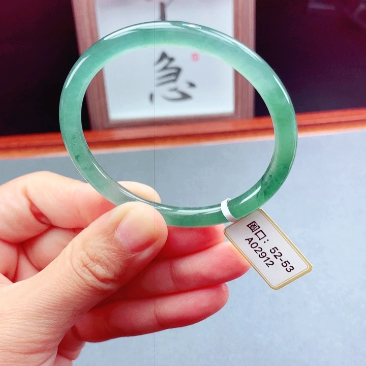 未镶嵌手镯翡翠圆镯