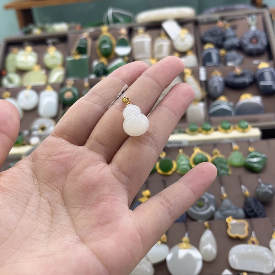 和田玉18K金镶嵌吊坠(赠链)