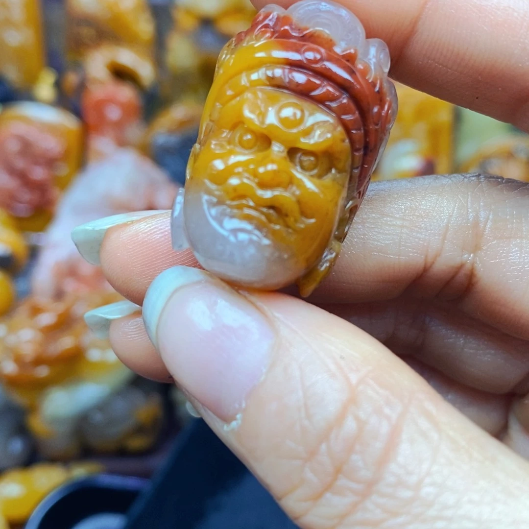 未镶嵌石英质玉（黄龙玉）颈饰