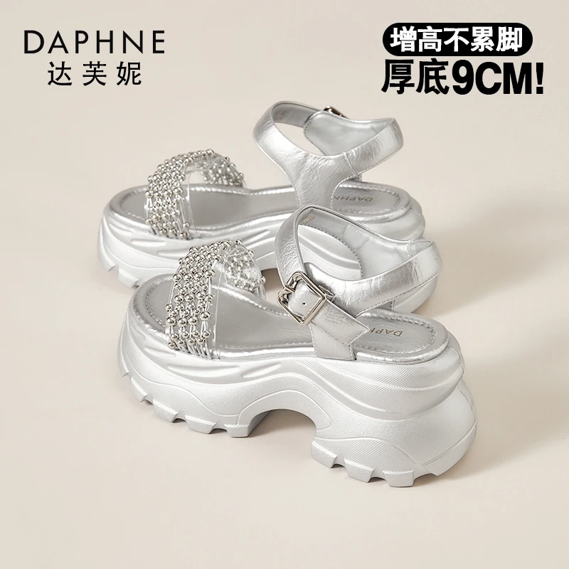 达芙妮9cm厚底一字带凉鞋女2025新款配裙子小个子增高松糕沙滩鞋