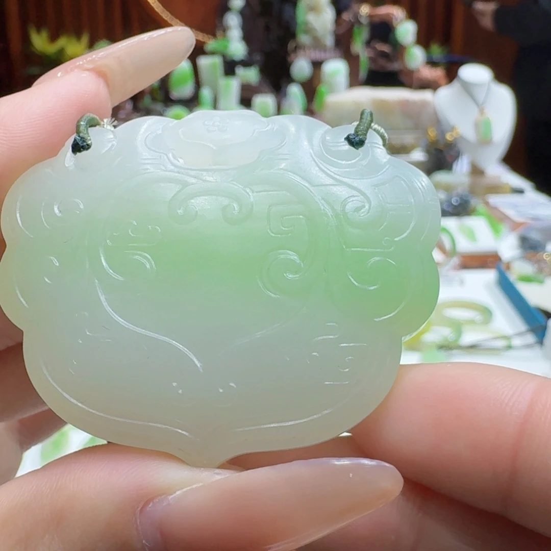 和田玉白底翠平安锁未镶嵌