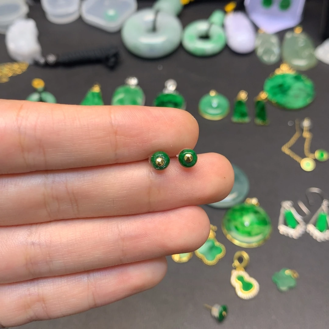 杨***楷翡翠未镶嵌颈饰有纹裂