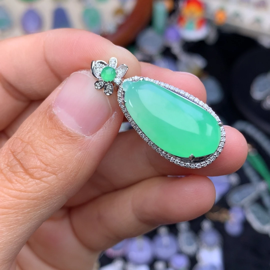 翡翠吊坠(不含链)18K金镶嵌不*呢