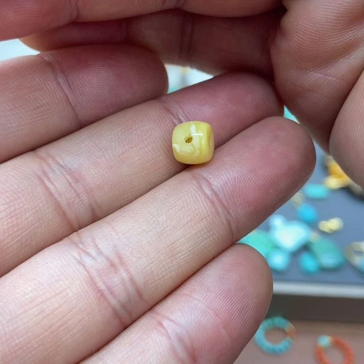 L***-裸石琥珀未镶嵌配饰