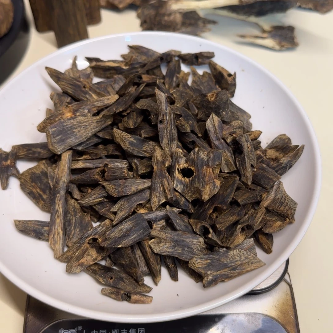 用***8沉香碎屑沉香紫棋高油块料158克