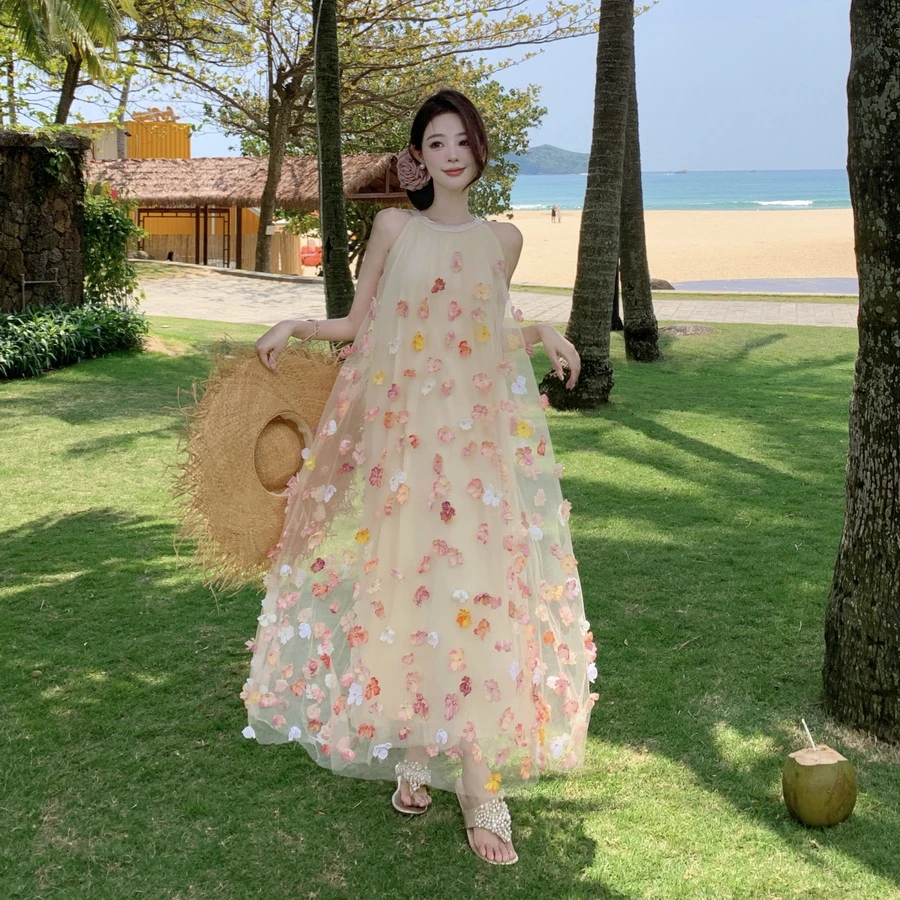法式高级感无袖挂脖立体花朵连衣裙女2025夏季款海边度假气质长裙