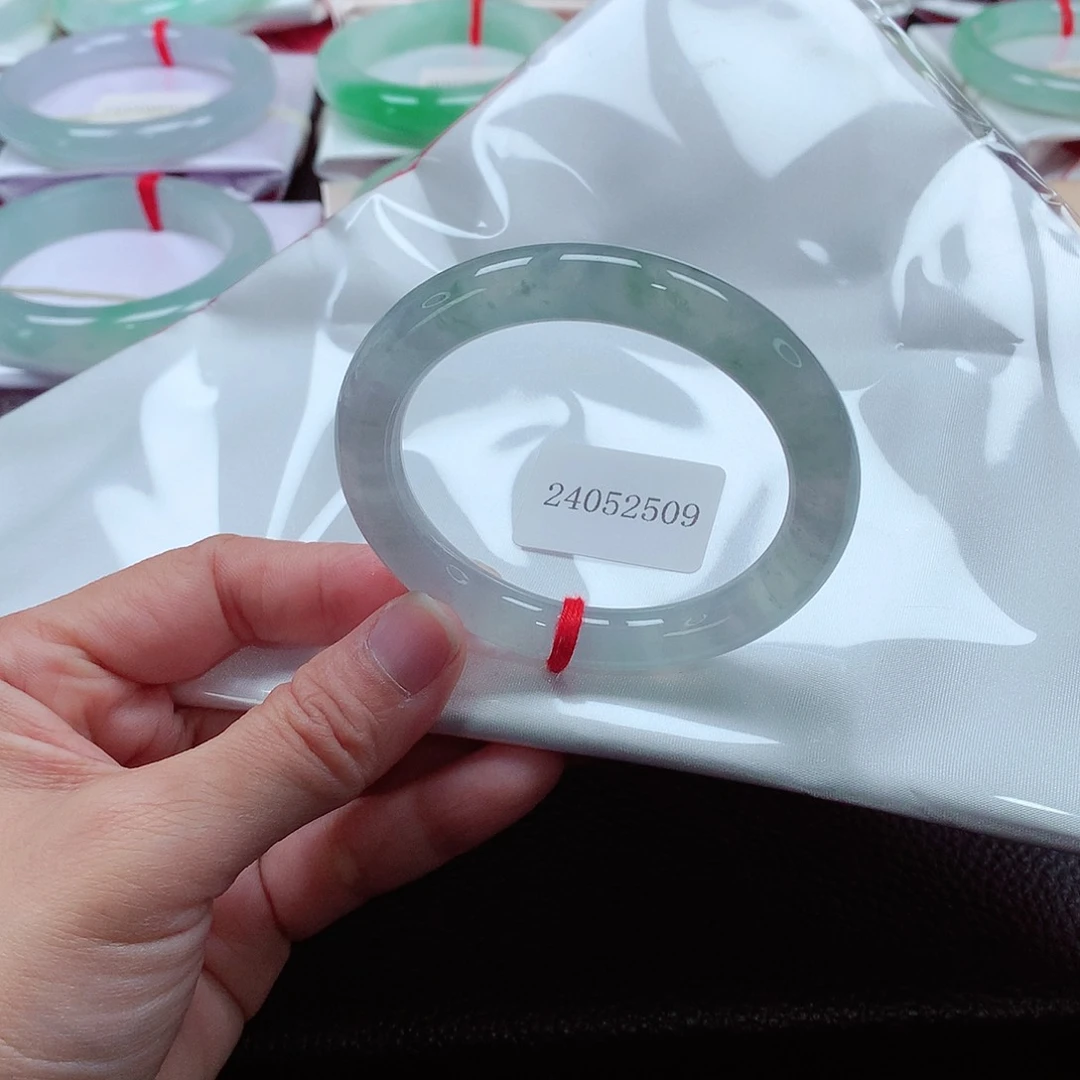 翡翠手镯（圆镯）未镶嵌天然A货翡翠手镯