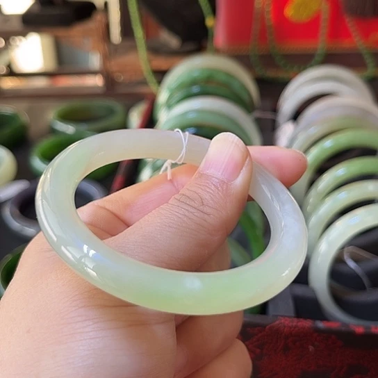 和田玉未镶嵌手镯