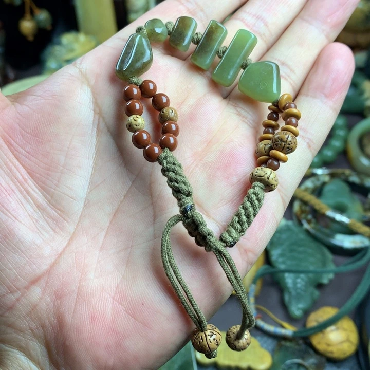 吊坠(赠链)未镶嵌岫岩河磨玉（透闪石质玉）
