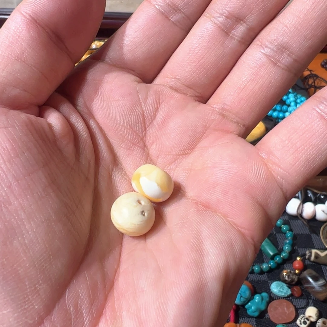 琥珀未镶嵌颈饰瓷白蜜蜡配珠一对