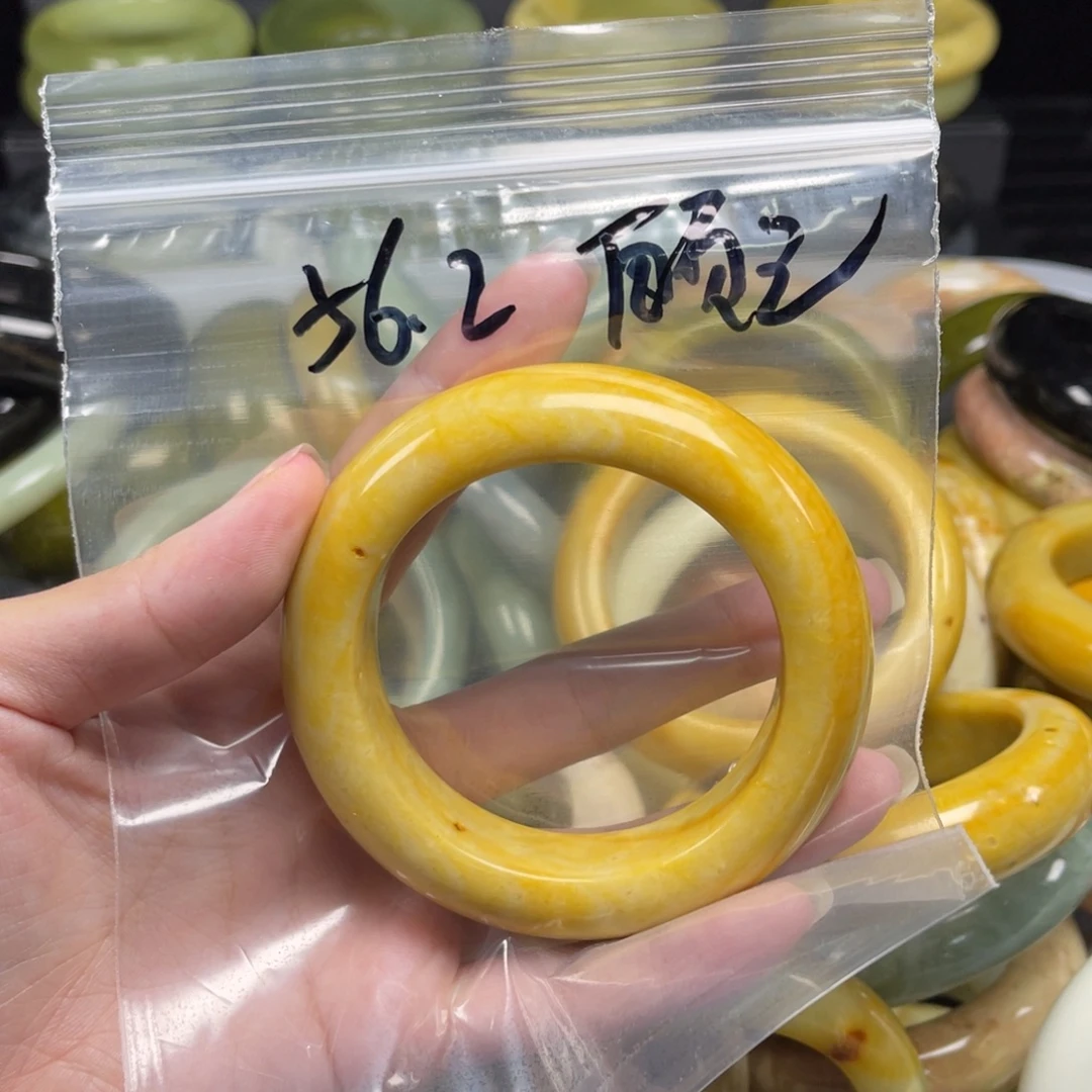 顾***己蛇纹石玉未镶嵌手镯