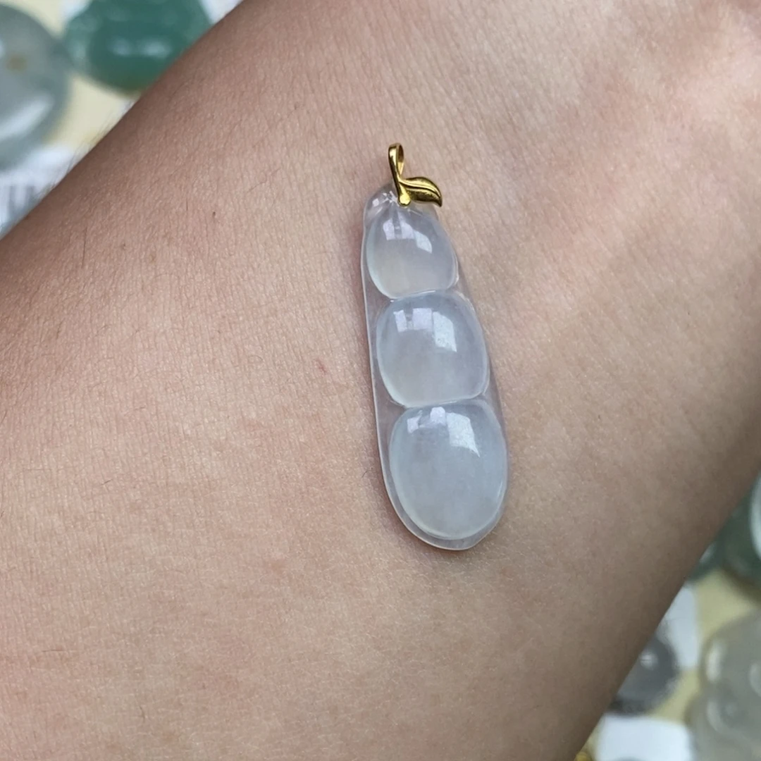 翡翠18K金镶嵌颈饰福豆