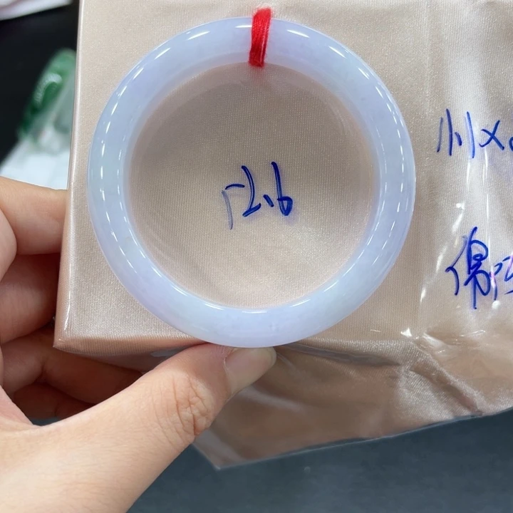 翡翠手镯未镶嵌翡翠