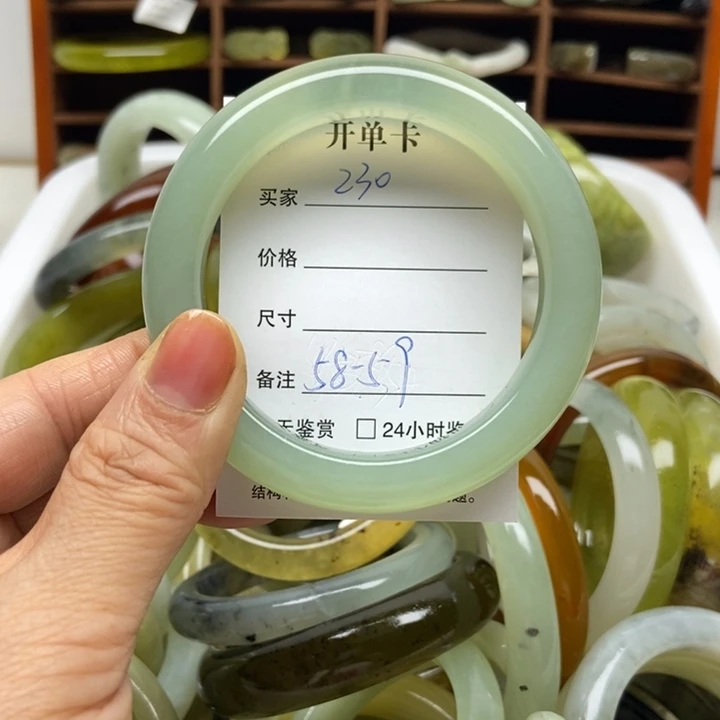 蛇纹石玉未镶嵌手镯