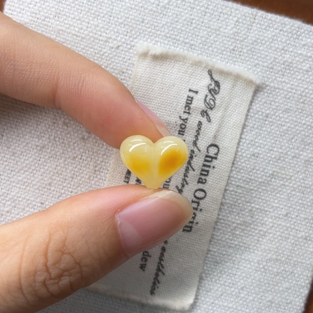 未镶嵌琥珀裸石屁桃