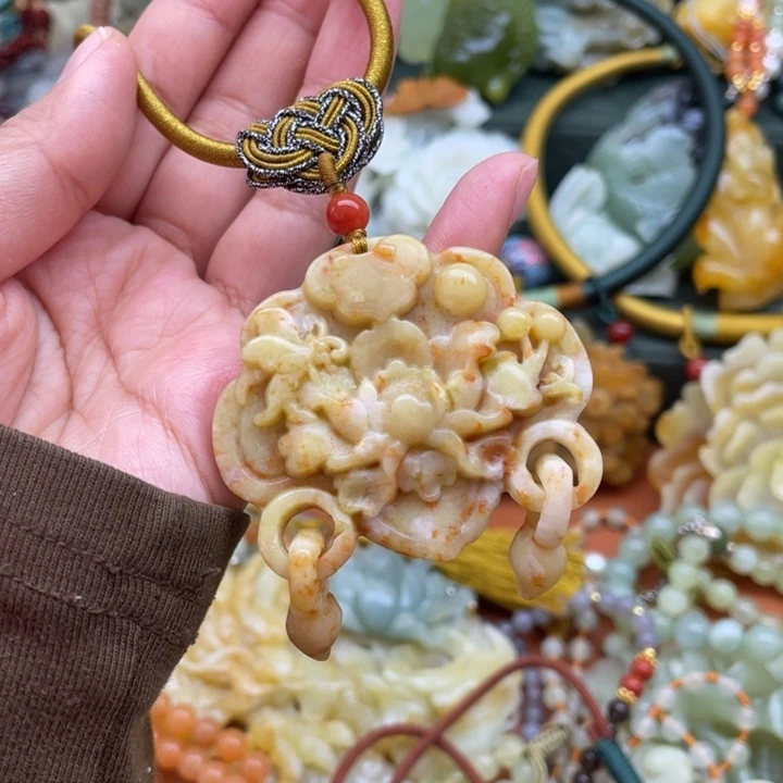 蛇纹石玉吊坠合金