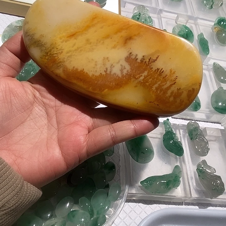 石英质玉（黄龙玉）未镶嵌颈饰